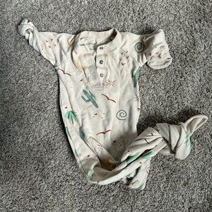 Goumi x Babylist 0-3 month knotted gown EUC
